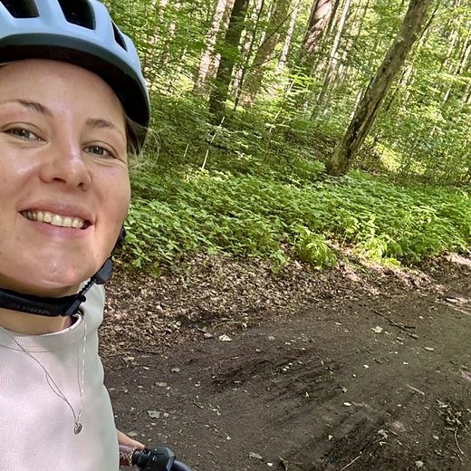 Jo Lina Fischer mit dem Rad im Wald